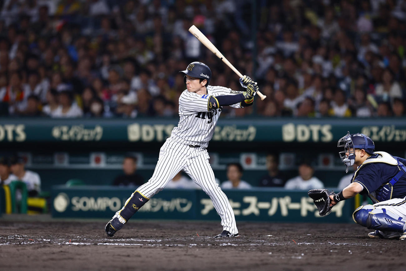 阪神対オリックス　7回裏阪神2死一、二塁、近本は右翼線に適時二塁打を放ち、通算1000安打を達成する（撮影・藤尾明華）