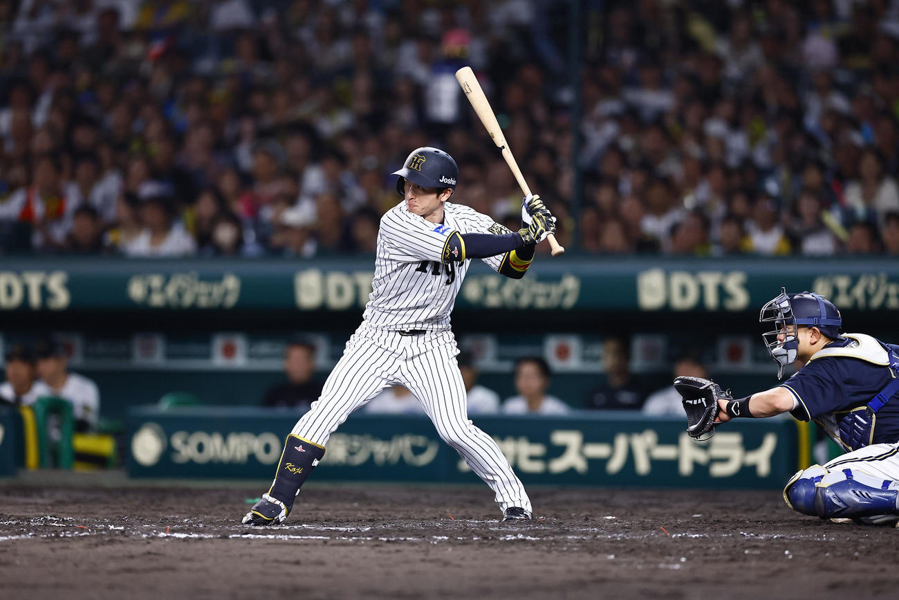 阪神対オリックス　7回裏阪神2死一、二塁、近本は右翼線に適時二塁打を放ち、通算1000安打を達成する（撮影・藤尾明華）