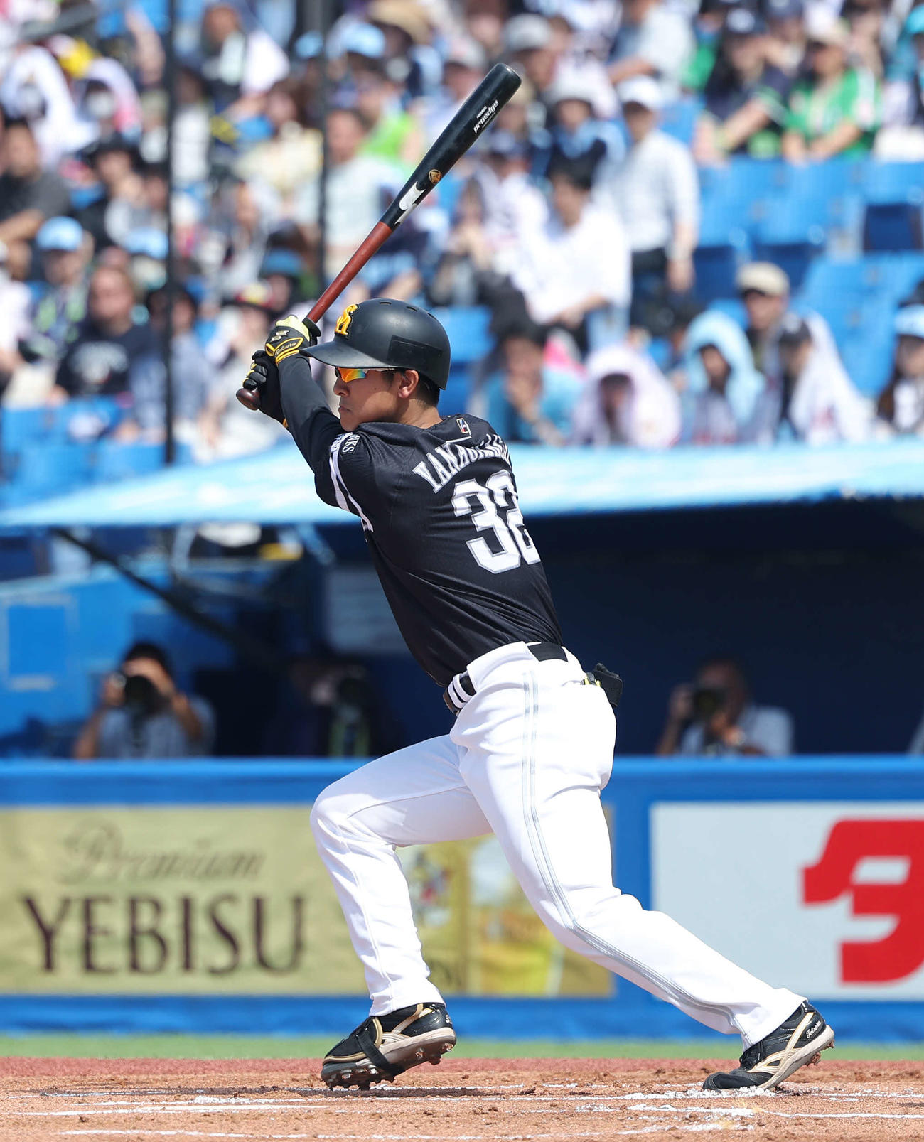 ヤクルト対ソフトバンク　1回表ソフトバンク2死、中前打を放つ柳町（撮影・河田真司）