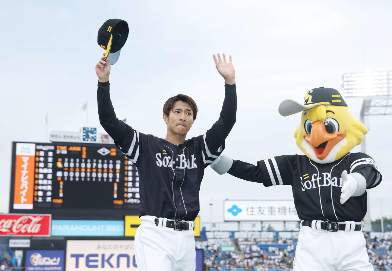 ヤクルト対ソフトバンク　ヤクルトに勝利し、ファンの声援に応える柳町（撮影・河田真司）