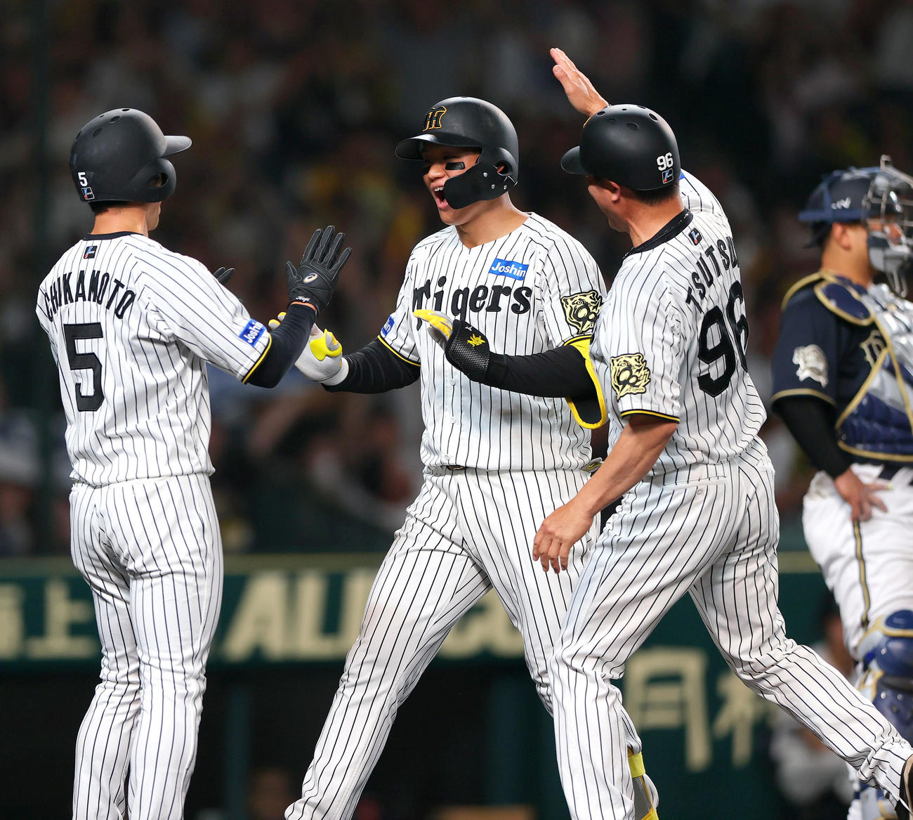 阪神対オリックス　6回裏阪神1死一、二塁、森下（中央）は左越え3点本塁打を放ち生還する（撮影・上山淳一）