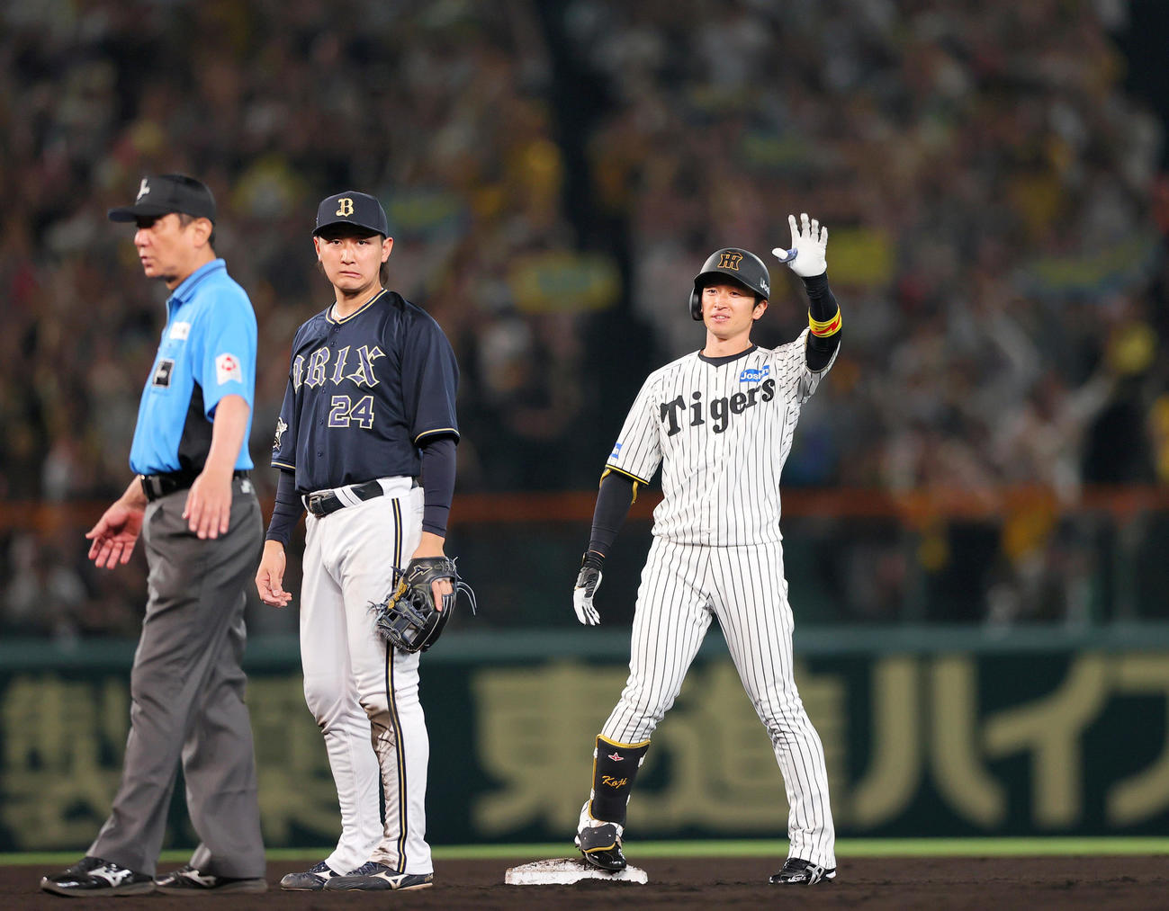 阪神対オリックス　7回裏阪神2死一、二塁、近本（右）は1000本安打となる右適時二塁打を放ち二塁でポーズする（撮影・上山淳一）
