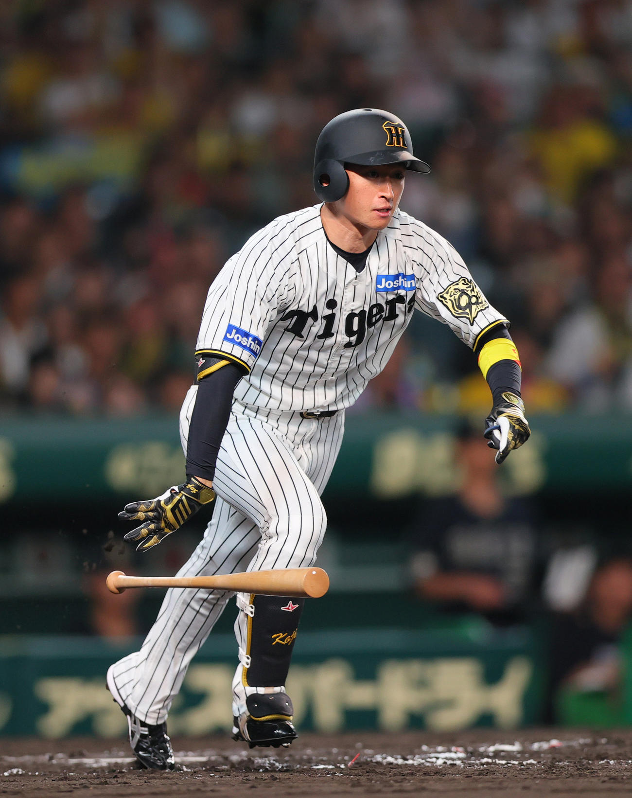 阪神対オリックス　7回裏阪神2死一、二塁、近本は1000本安打となる右適時二塁打を放つ（撮影・上山淳一）