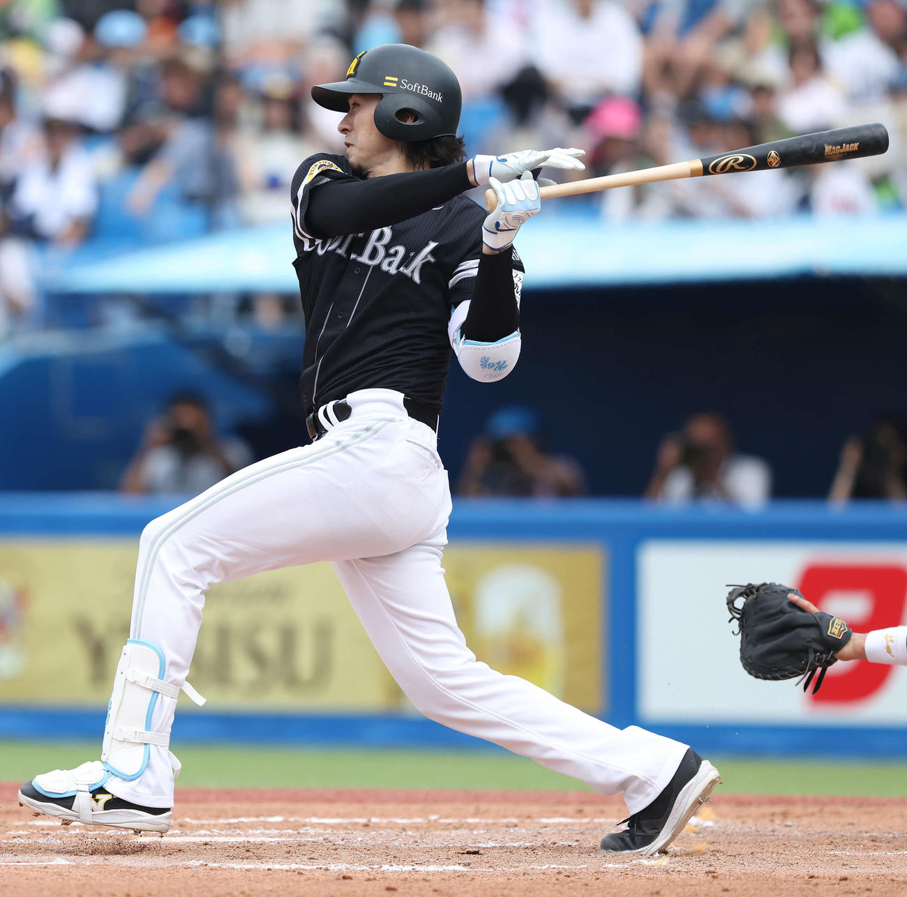 ヤクルト対ソフトバンク　6回表ソフトバンク1死満塁、投ゴロを放つ上沢（撮影・河田真司）