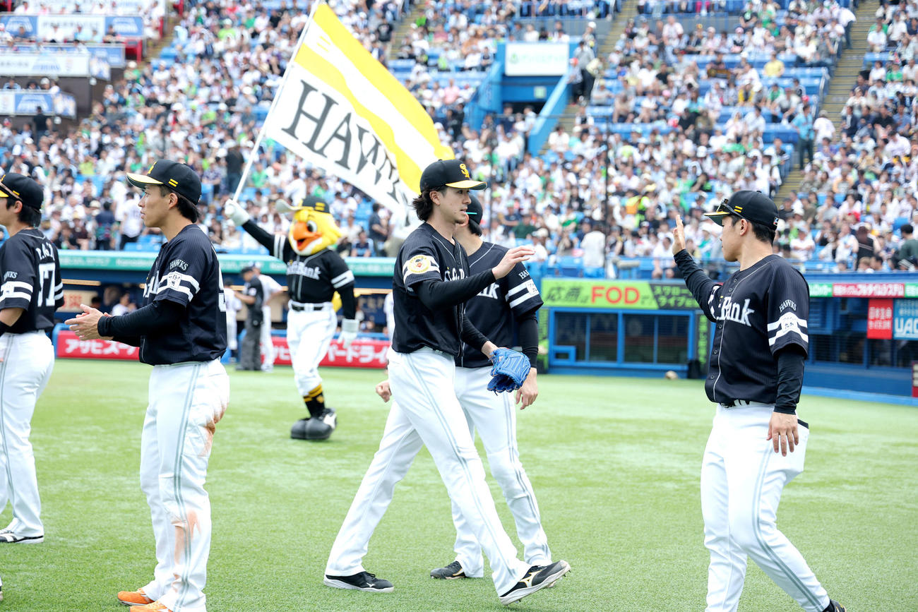 ヤクルト対ソフトバンク　6回裏ヤを抑え、チームメートに迎えられる上沢（中央）（撮影・河田真司）