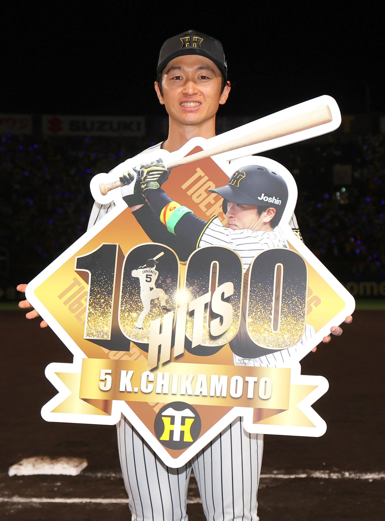 阪神対オリックス　阪神近本は1000本安打達成し記念ボードを手に笑顔を見せる（撮影・上山淳一）