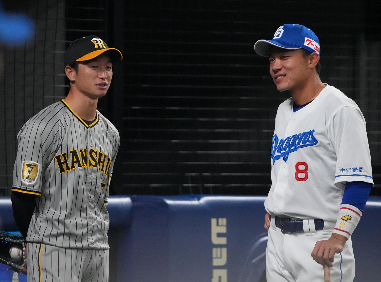 中日対阪神　試合前、大島と言葉を交わす近本（左）（撮影・森本幸一）
