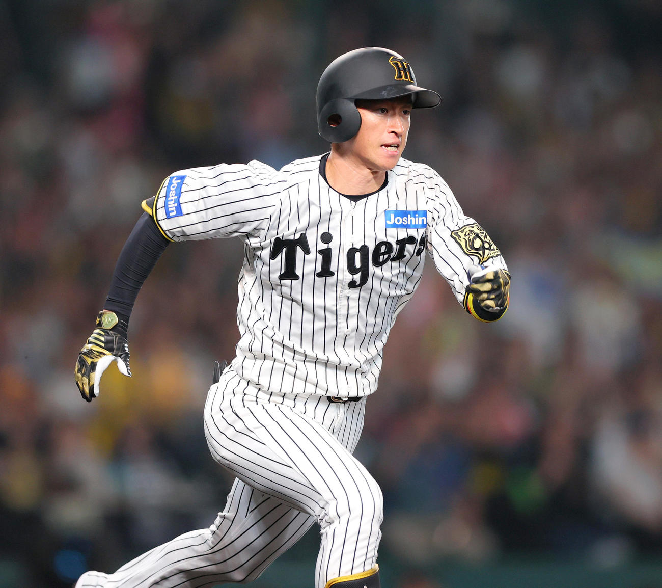 阪神対オリックス　7回裏阪神2死一、二塁、近本は1000本安打となる右適時二塁打を放つ（撮影・上山淳一）