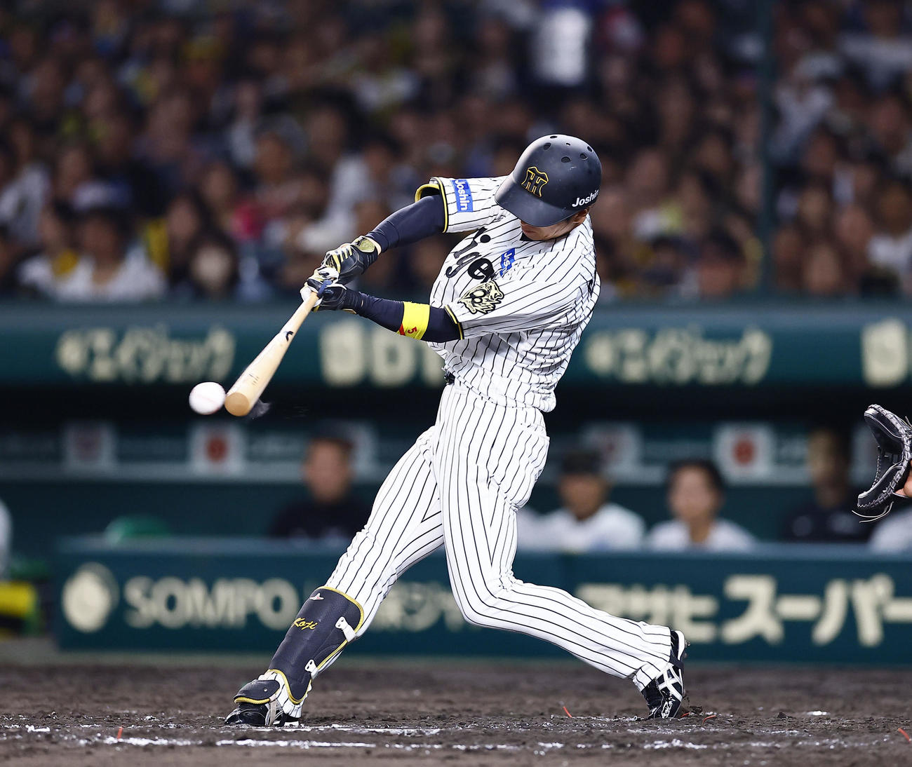 阪神対オリックス　7回裏阪神2死一、二塁、近本は右翼線に適時二塁打を放ち、通算1000安打を達成する（撮影・藤尾明華）
