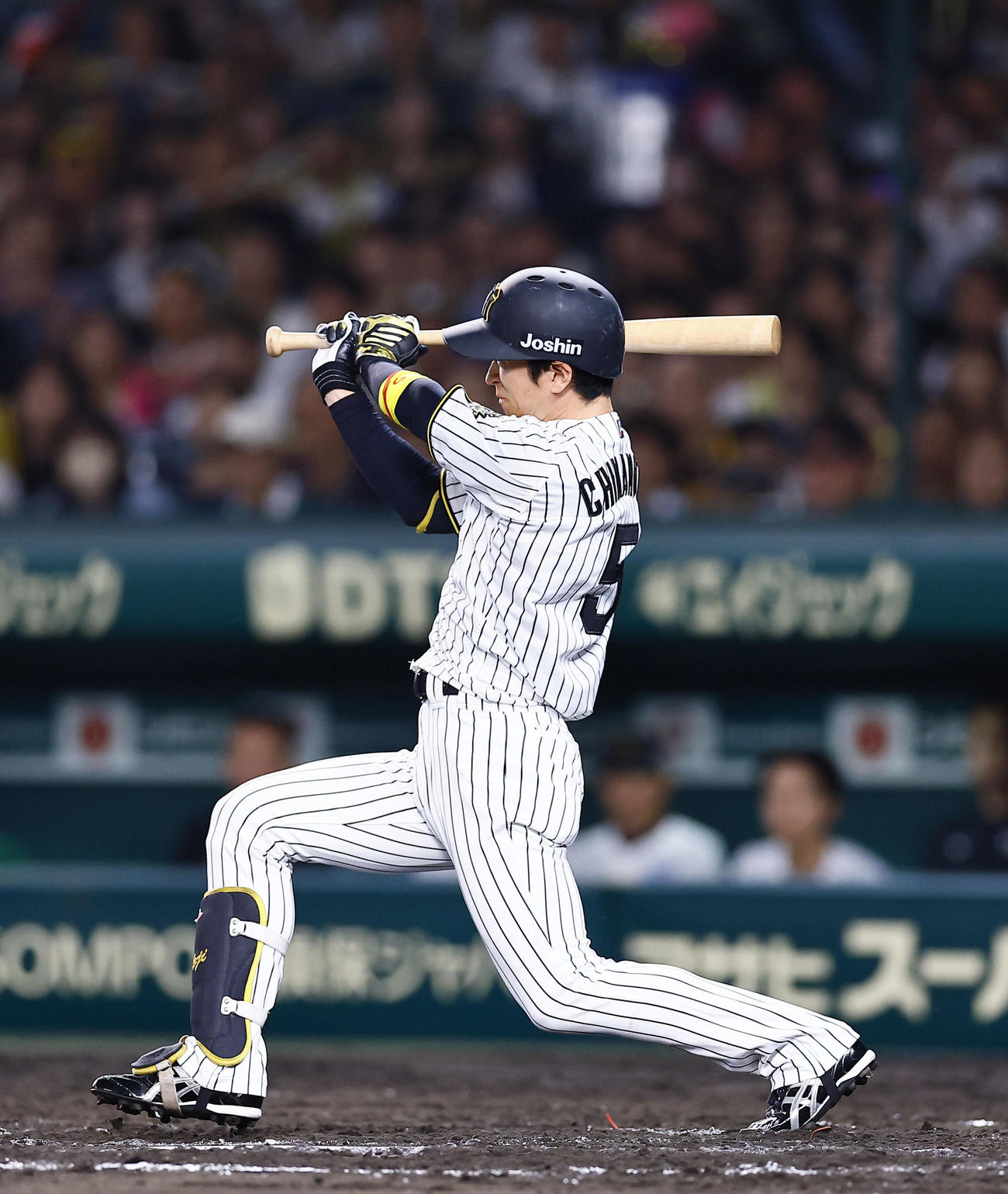 阪神対オリックス　7回裏阪神2死一、二塁、近本は右翼線に適時二塁打を放ち、通算1000安打を達成する（撮影・藤尾明華）