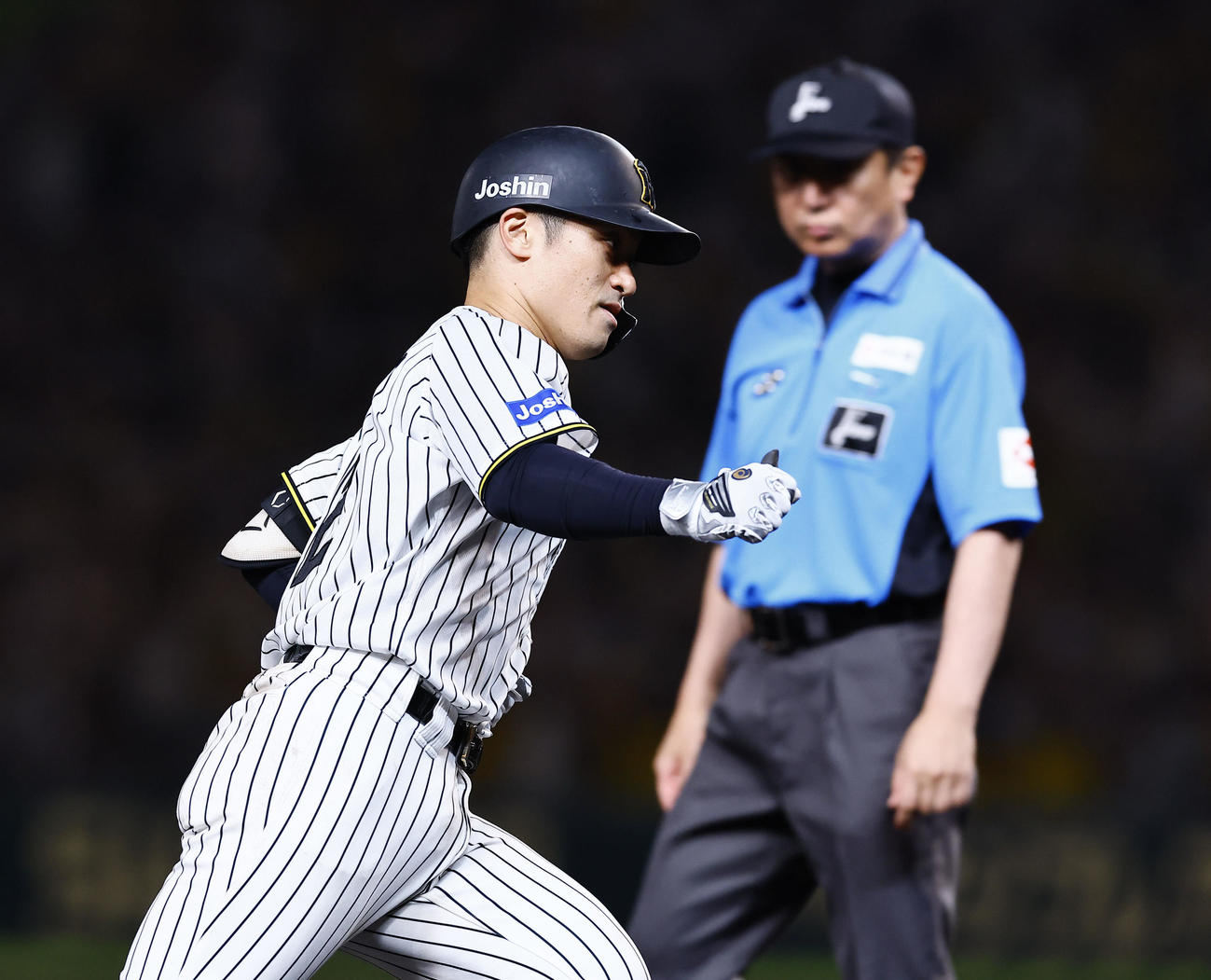 阪神対オリックス　8回裏阪神2死一、二塁、坂本は左越えに3点本塁打を放ち、三塁を回る（撮影・藤尾明華）