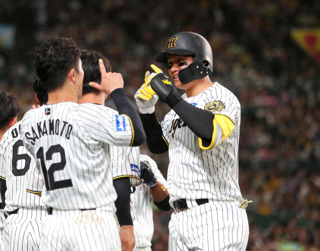 阪神対オリックス　6回裏阪神1死一、二塁、森下（右）は左越え3点本塁打を放ち坂本誠志郎とポーズを決める（撮影・上山淳一）