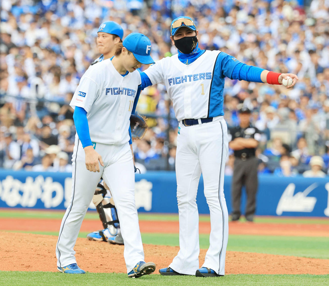 DeNA対日本ハム　8回裏DeNA2死の場面で降板となった山崎（左）は新庄監督から促される（撮影・浅見桂子）
