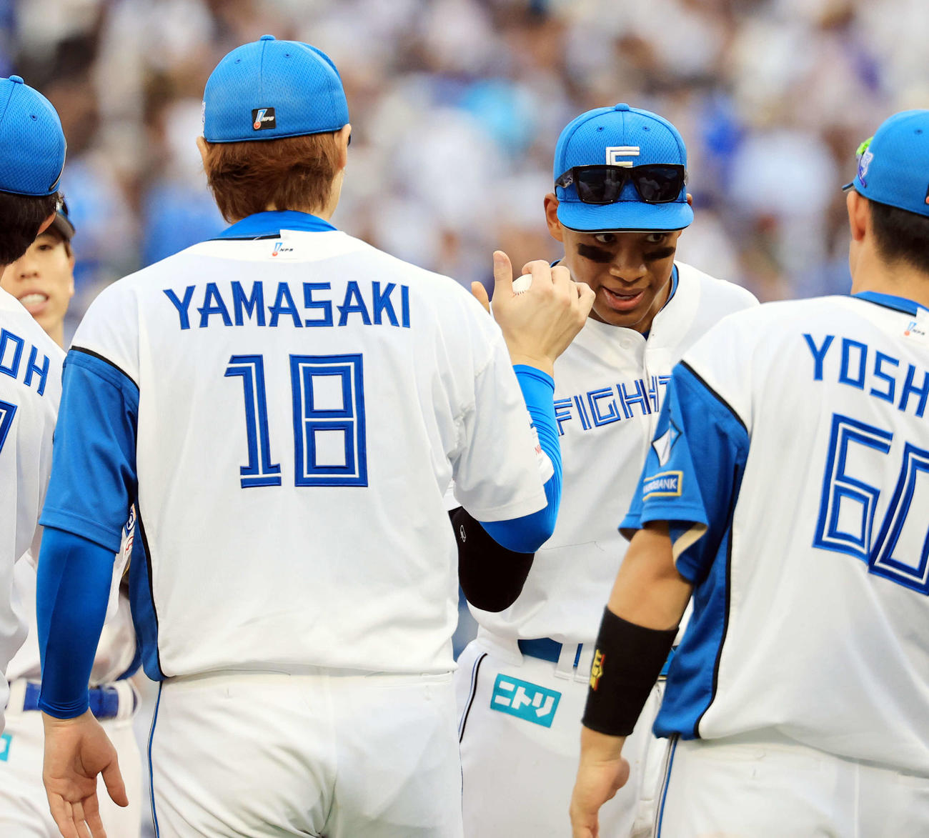 DeNA対日本ハム　3勝目の日本ハム山崎（左）は万波からウイニングボールを受け取る（撮影・浅見桂子）