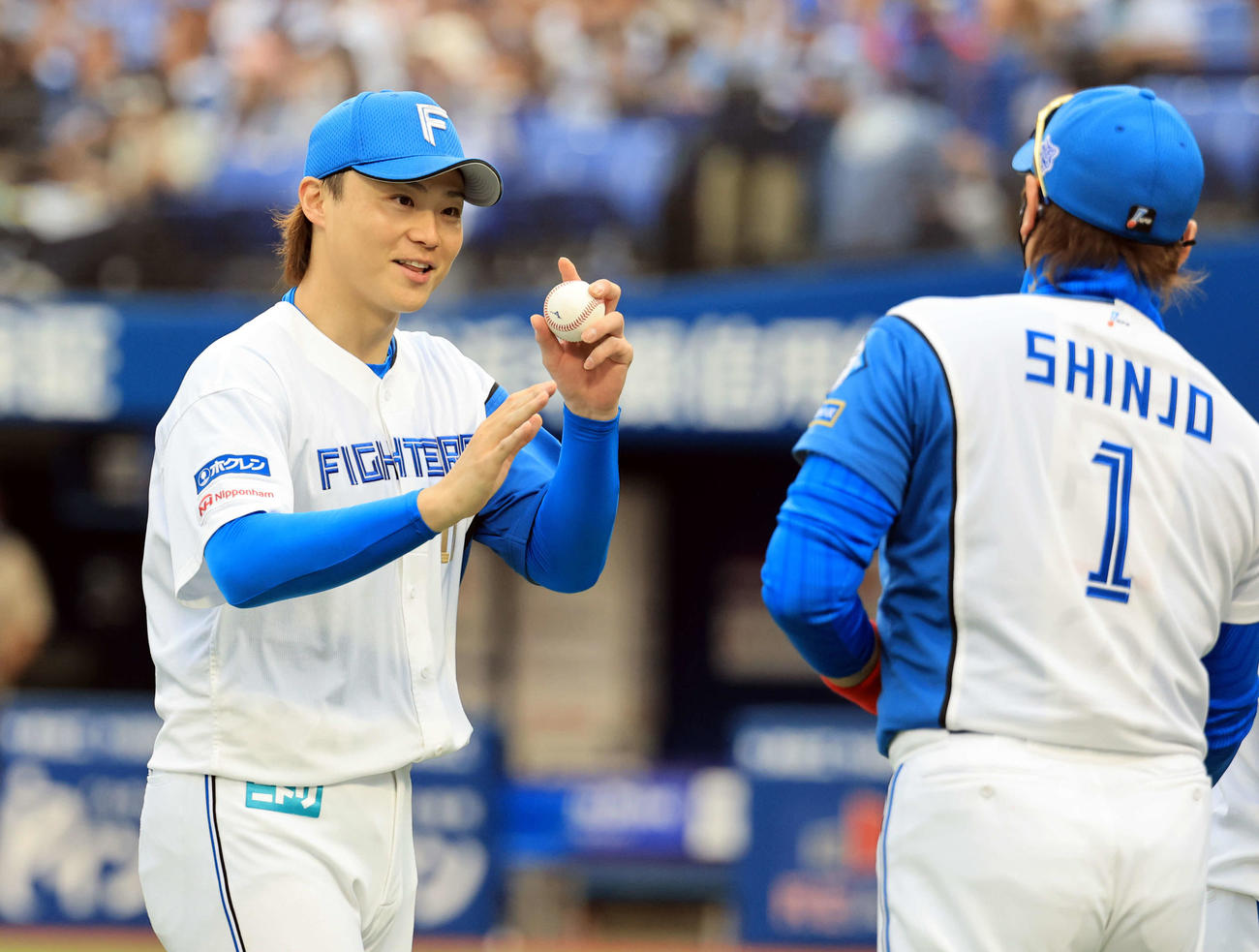 DeNA対日本ハム　3勝目の日本ハム山崎（左）は笑顔で新庄監督とハイタッチ（撮影・浅見桂子）