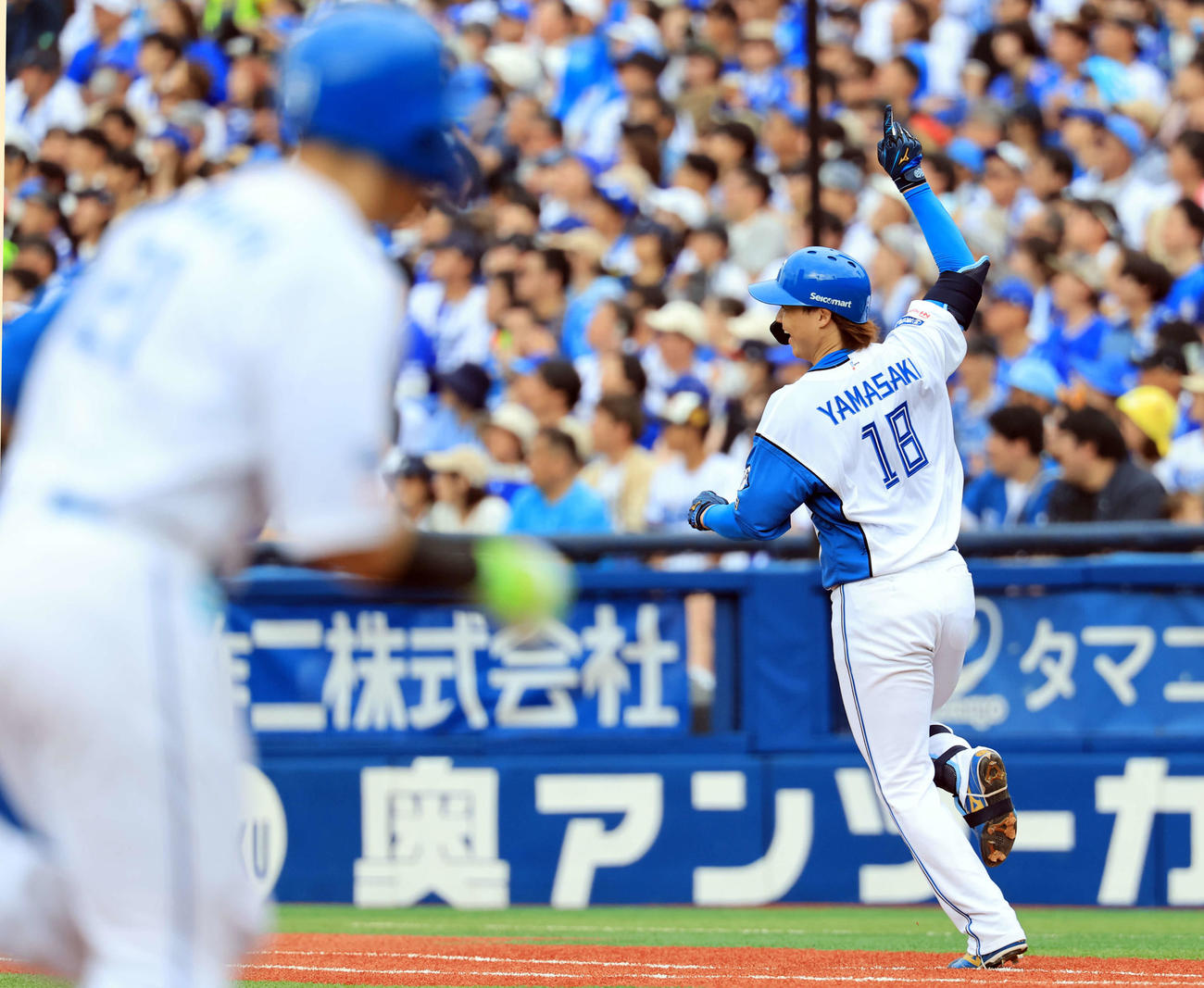 DeNA対日本ハム　7回表日本ハム1死満塁、山崎は2点適時打を放ち指を突き上げ一塁に向かう（撮影・浅見桂子）
