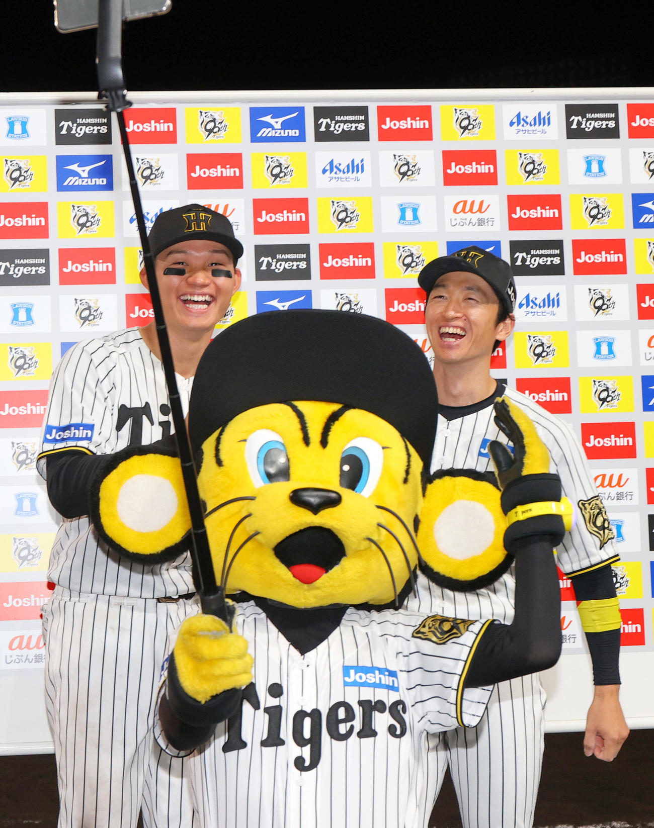 阪神対オリックス　お立ち台でトラッキーと記念撮影するヒーローの森下（左）と近本（撮影・上山淳一）