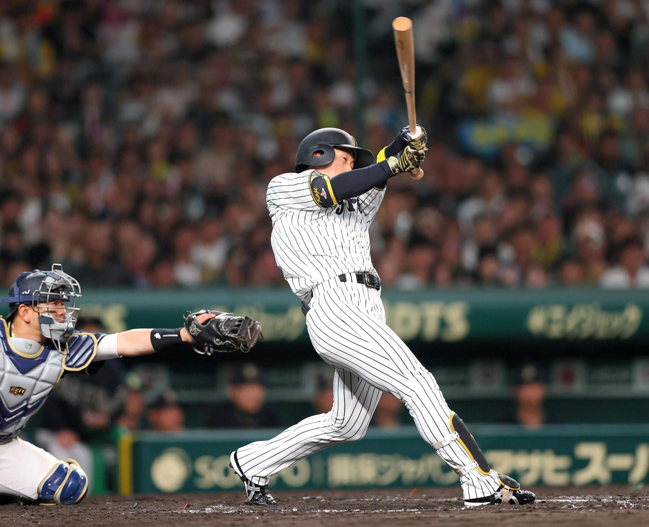 阪神対オリックス　7回裏阪神2死一、二塁、近本は1000本安打となる右適時二塁打を放つ（撮影・上山淳一）