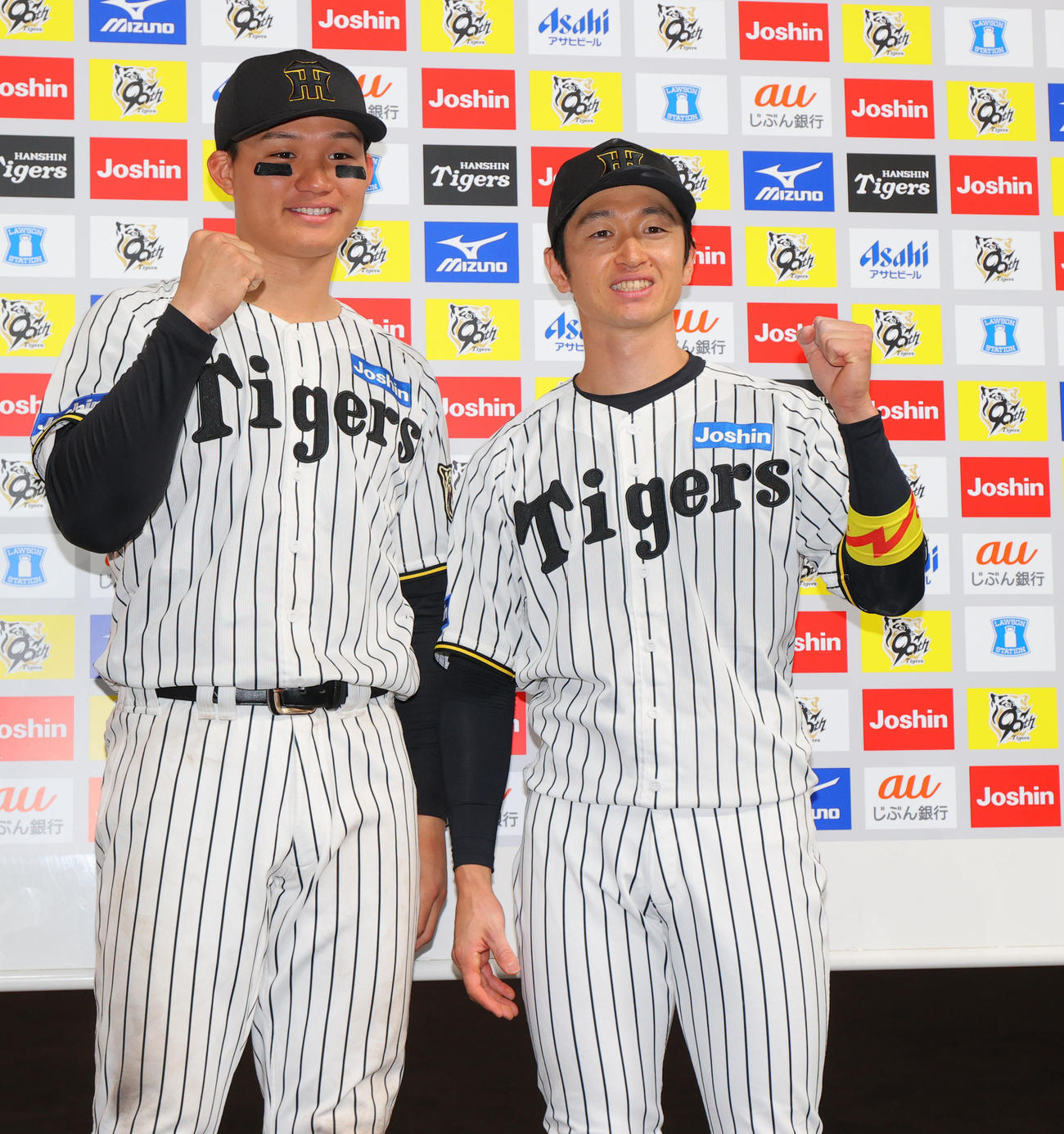 阪神対オリックス　お立ち台で記念撮影するヒーローの森下（左）と近本（撮影・上山淳一）