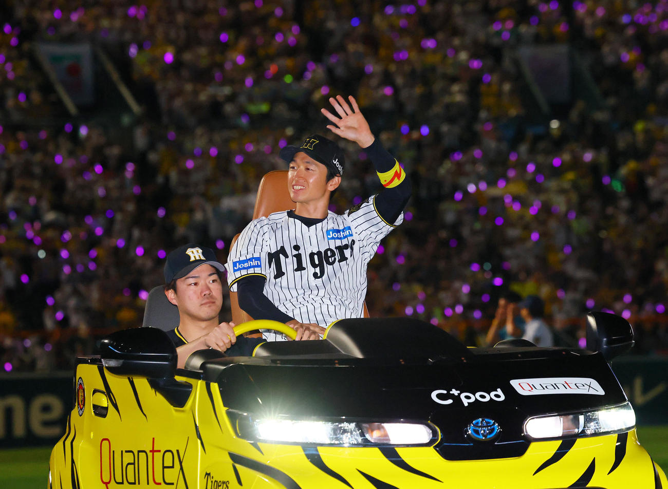 阪神対オリックス　通算1000安打を達成し、ファンの声援に応える阪神近本（撮影・藤尾明華）