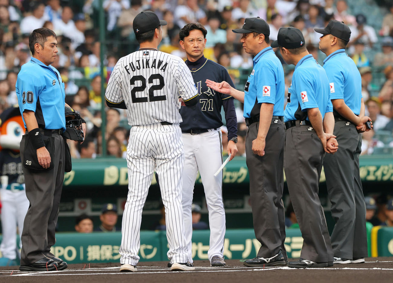 阪神対オリックス　メンバー表交換で審判団の話を聞く阪神藤川監督（左から2人目）とオリックス岸田監督（同3人目）（撮影・上山淳一）