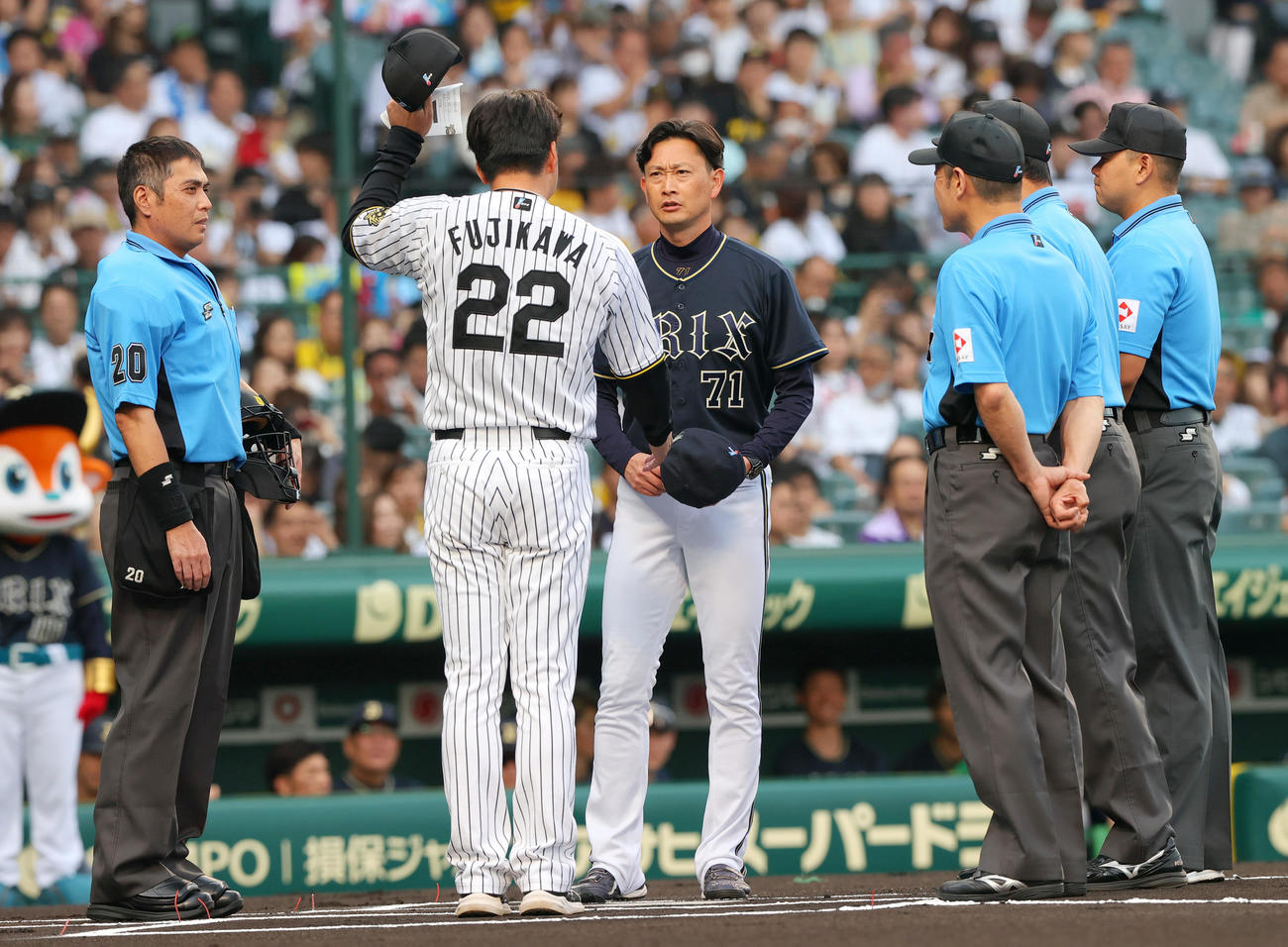 阪神対オリックス　メンバー表交換で阪神藤川監督（左から2人目）に謝罪するオリックス岸田監督（同3人目）（撮影・上山淳一）