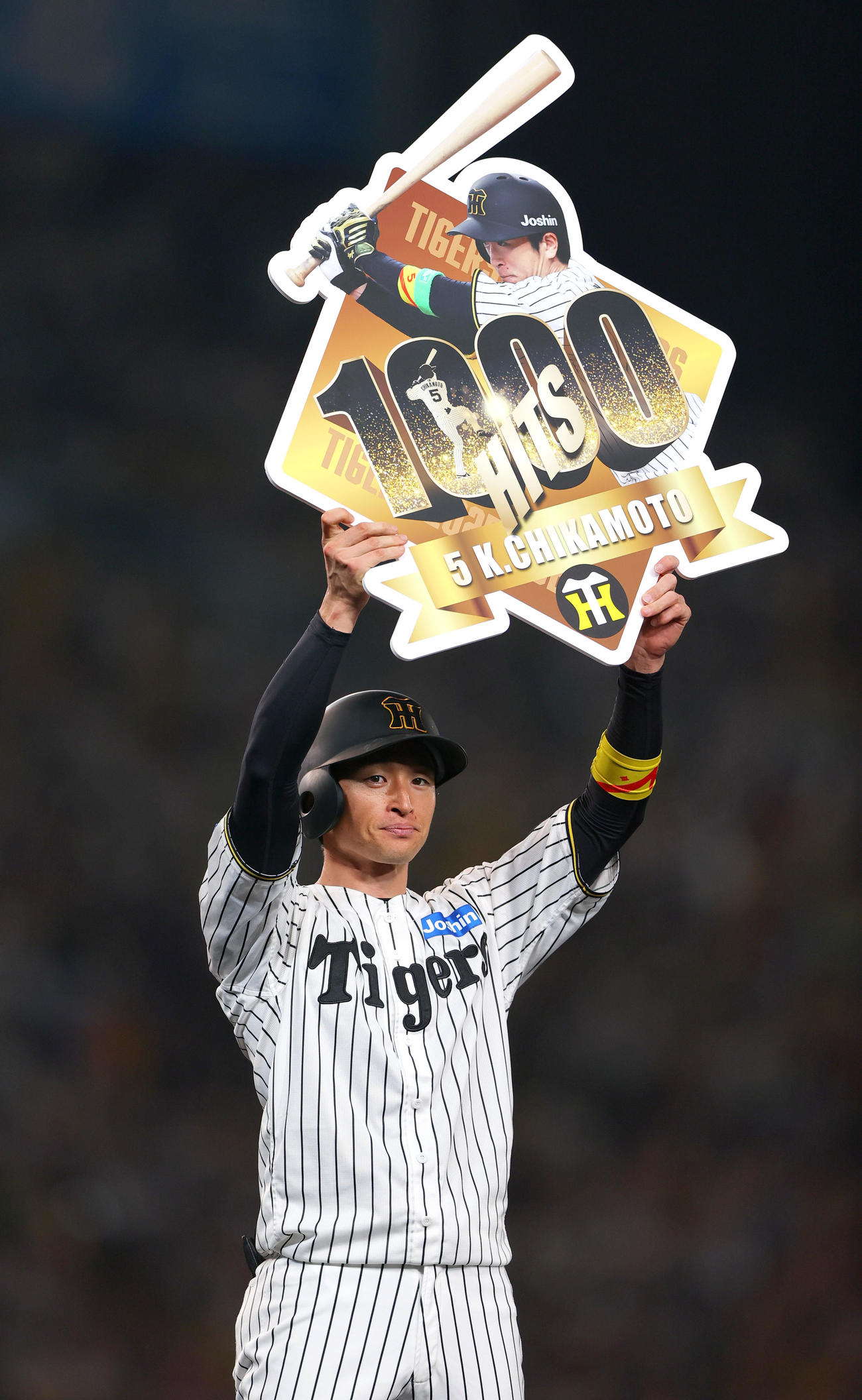 阪神対オリックス　阪神近本は1000安打達成し、記念ボードを掲げる（撮影・上山淳一）