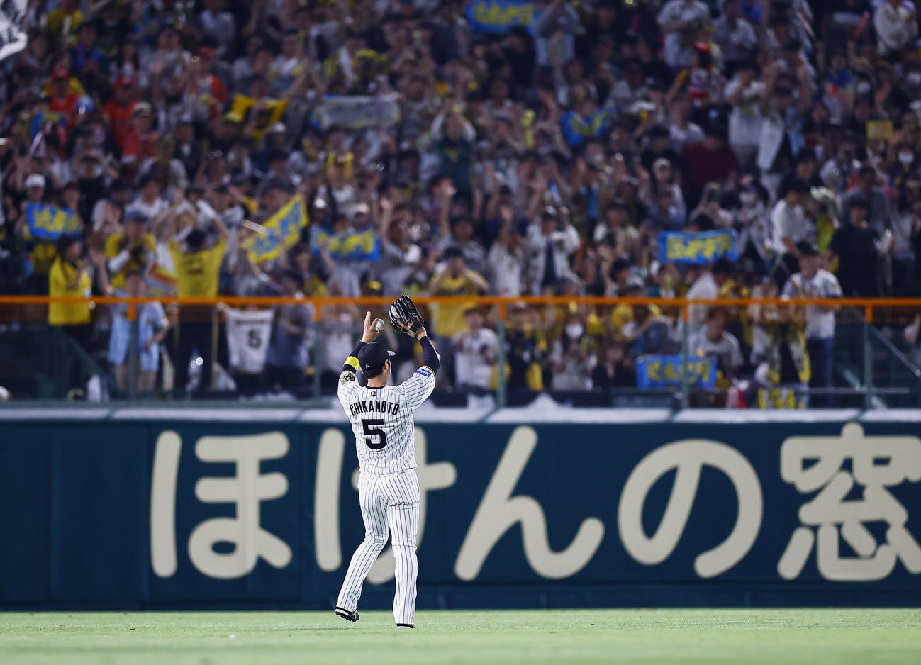 阪神対オリックス　7回に1000安打を達成し、ファンの声援に応える阪神近本（撮影・藤尾明華）