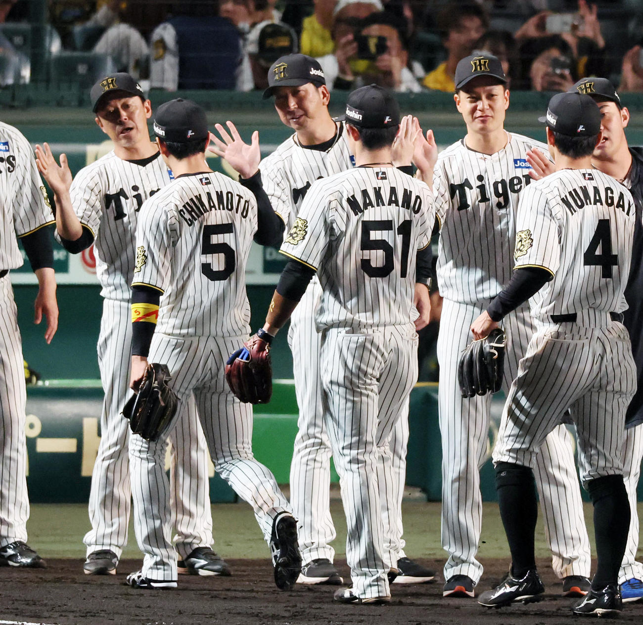 阪神対オリックス　オリックスに連勝し近本（左）らナインをタッチで迎える藤川監督（撮影・加藤哉）