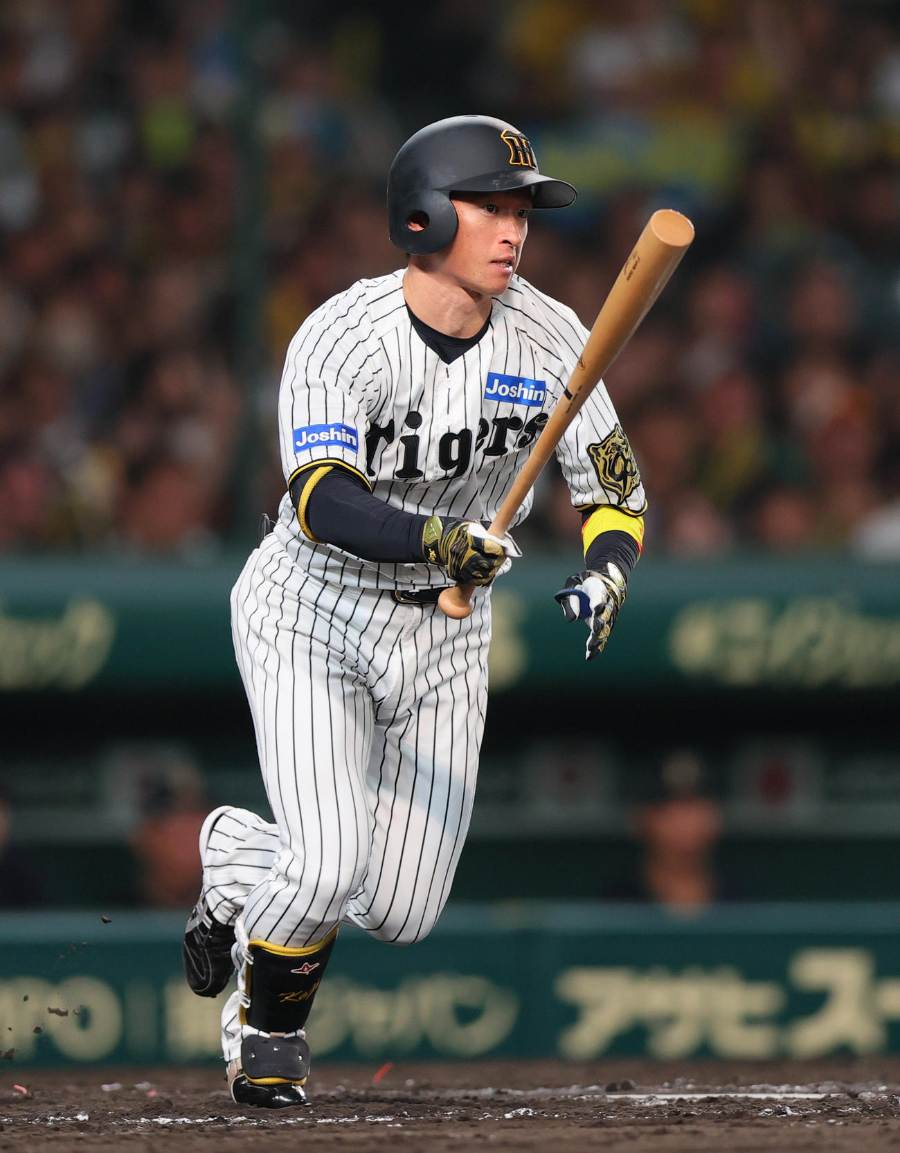 阪神対オリックス　7回裏阪神2死一、二塁、近本は1000本安打となる右前適時打を放つ（撮影・上山淳一）