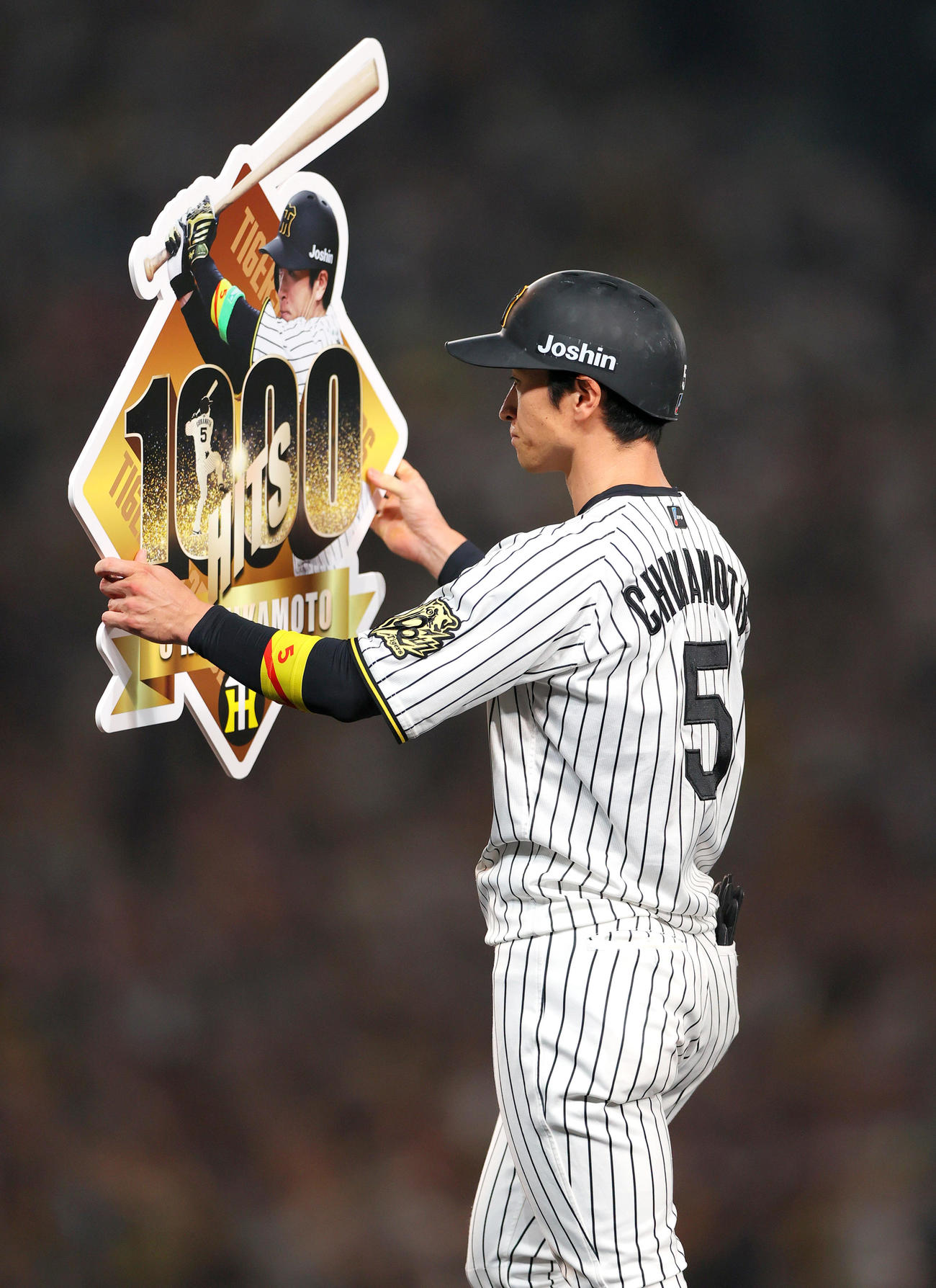 阪神対オリックス　7回裏阪神2死一、二塁、近本は右適時二塁打を放ち1000本安打を達成し記念ボードを受け取る（撮影・上山淳一）
