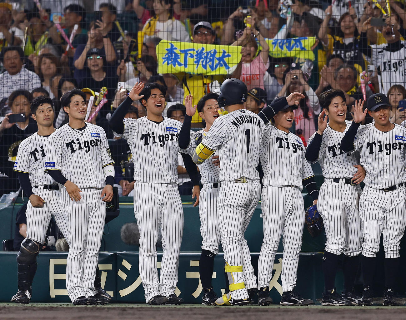 阪神対オリックス　6回裏阪神1死一、二塁、逆転の3点本塁打を放った森下を出迎える岡留（左から3人目）ら阪神ナイン（撮影・藤尾明華）
