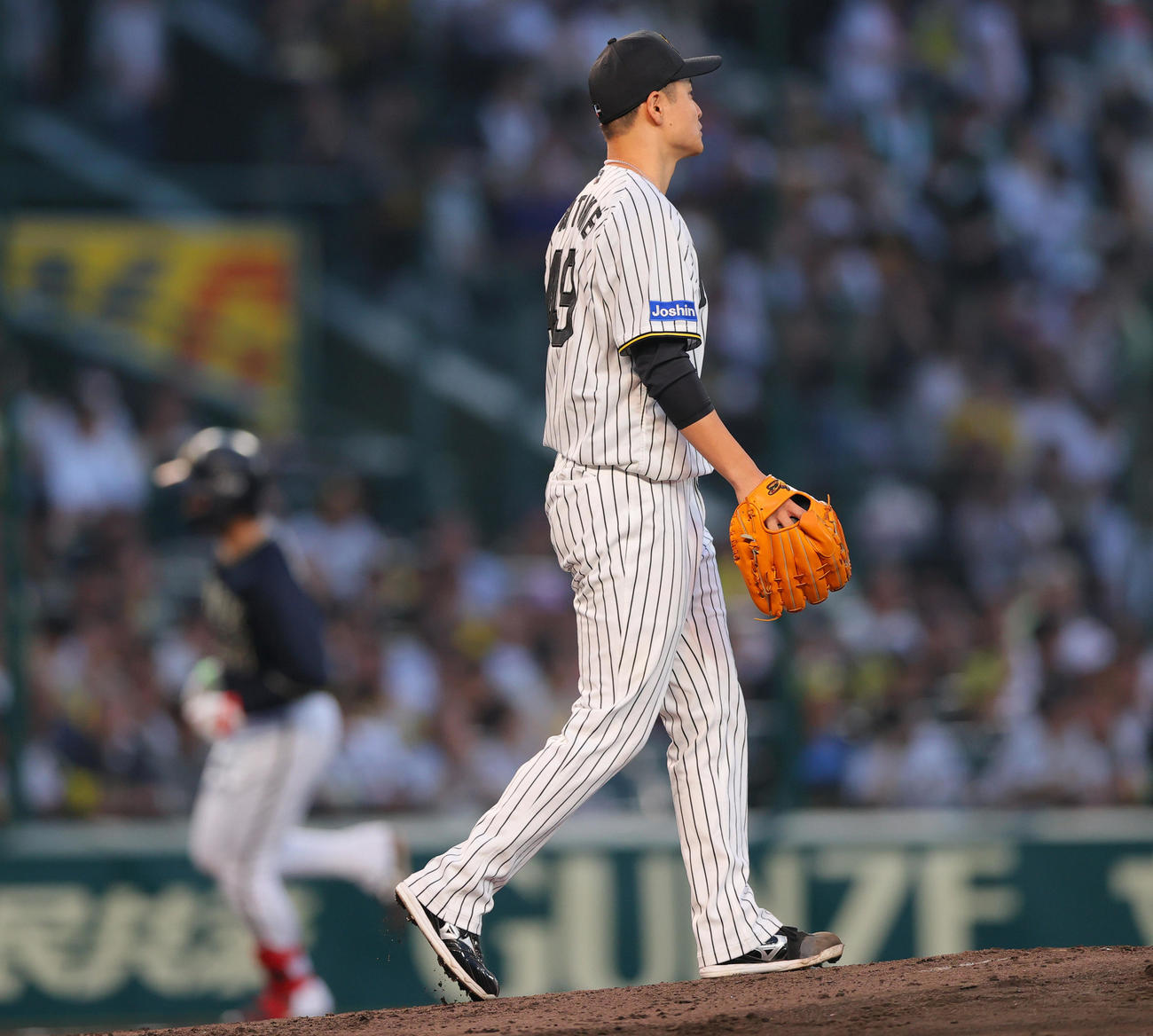 阪神対オリックス　4回表オリックス1死一塁、大竹は（手前）は（手前）は紅林に中越え2点本塁打を浴びる（撮影・上山淳一）