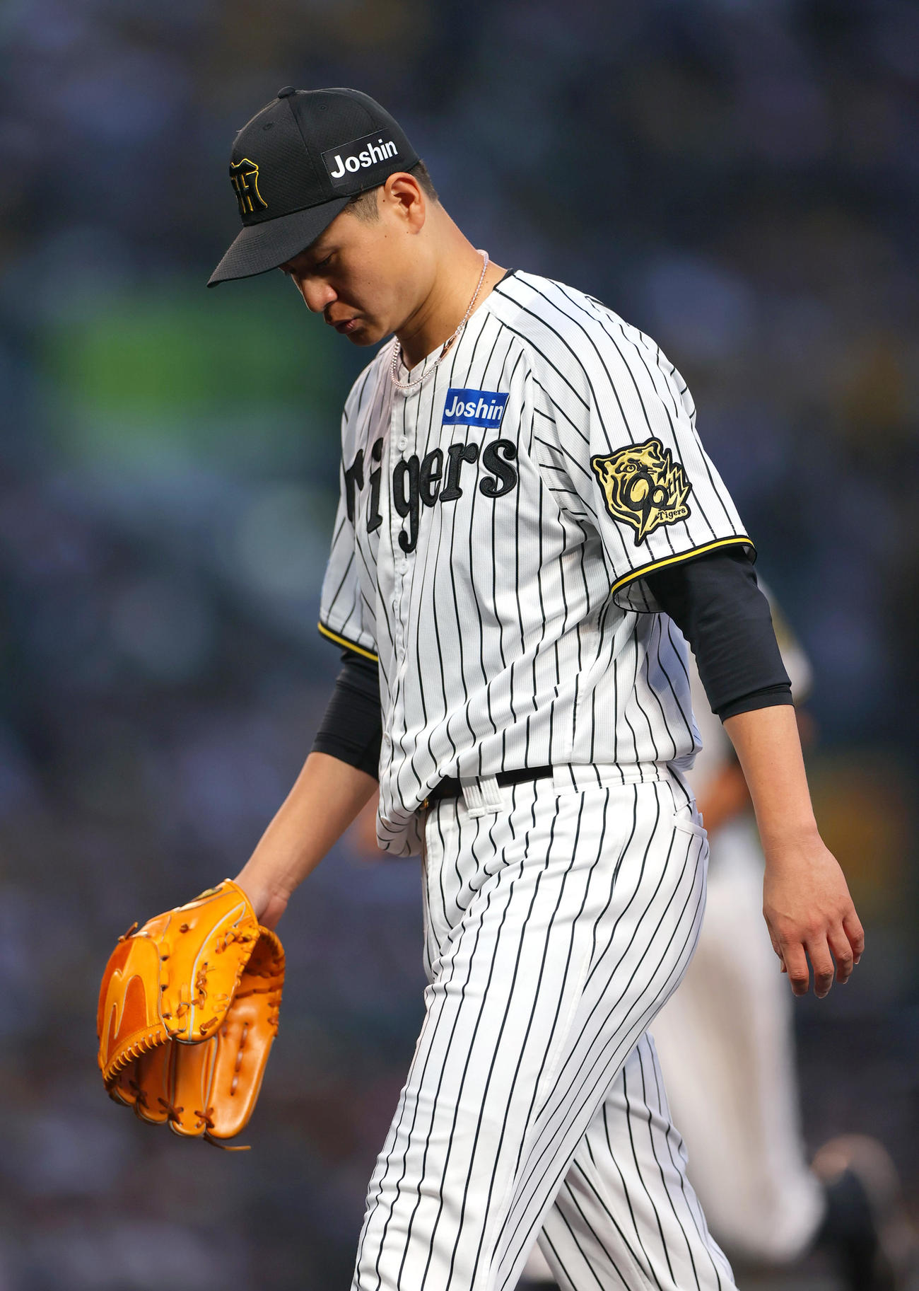 阪神対オリックス　4回表を終え、紅林に中越え2点本塁打を浴びた大竹はうつむきながらベンチに引きあげる（撮影・上山淳一）