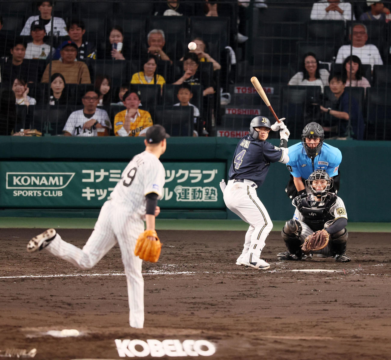 阪神対オリックス　5回表オリックス2死、大竹は森に遅球を投じる（撮影・加藤哉）
