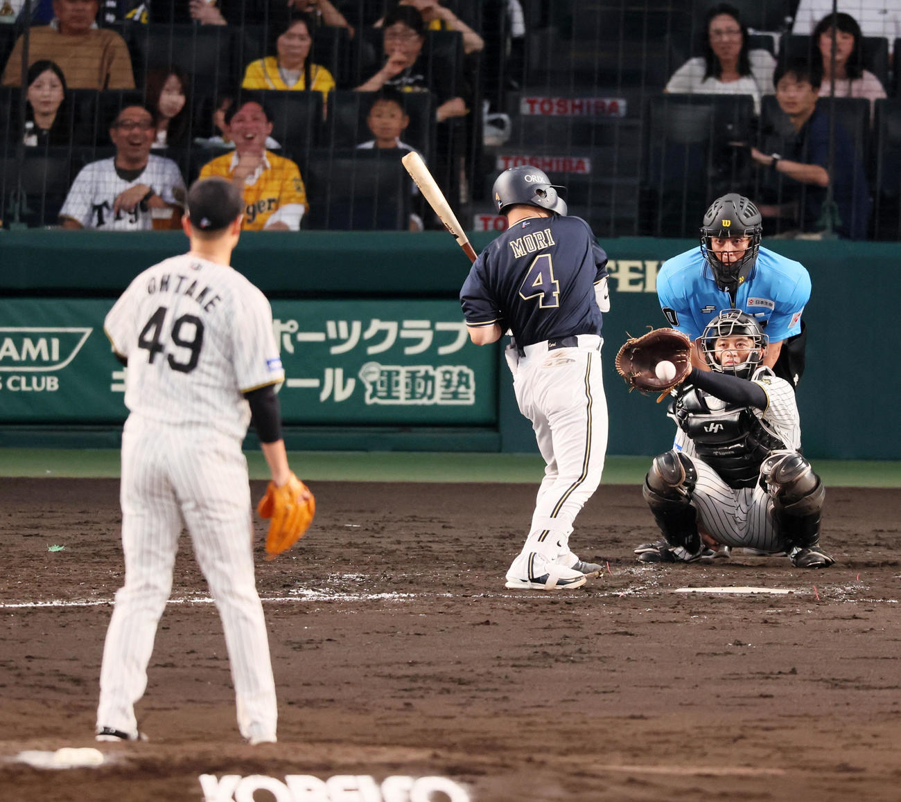 阪神対オリックス　5回表オリックス2死、大竹の遅球が森に当たり死球となる（撮影・加藤哉）