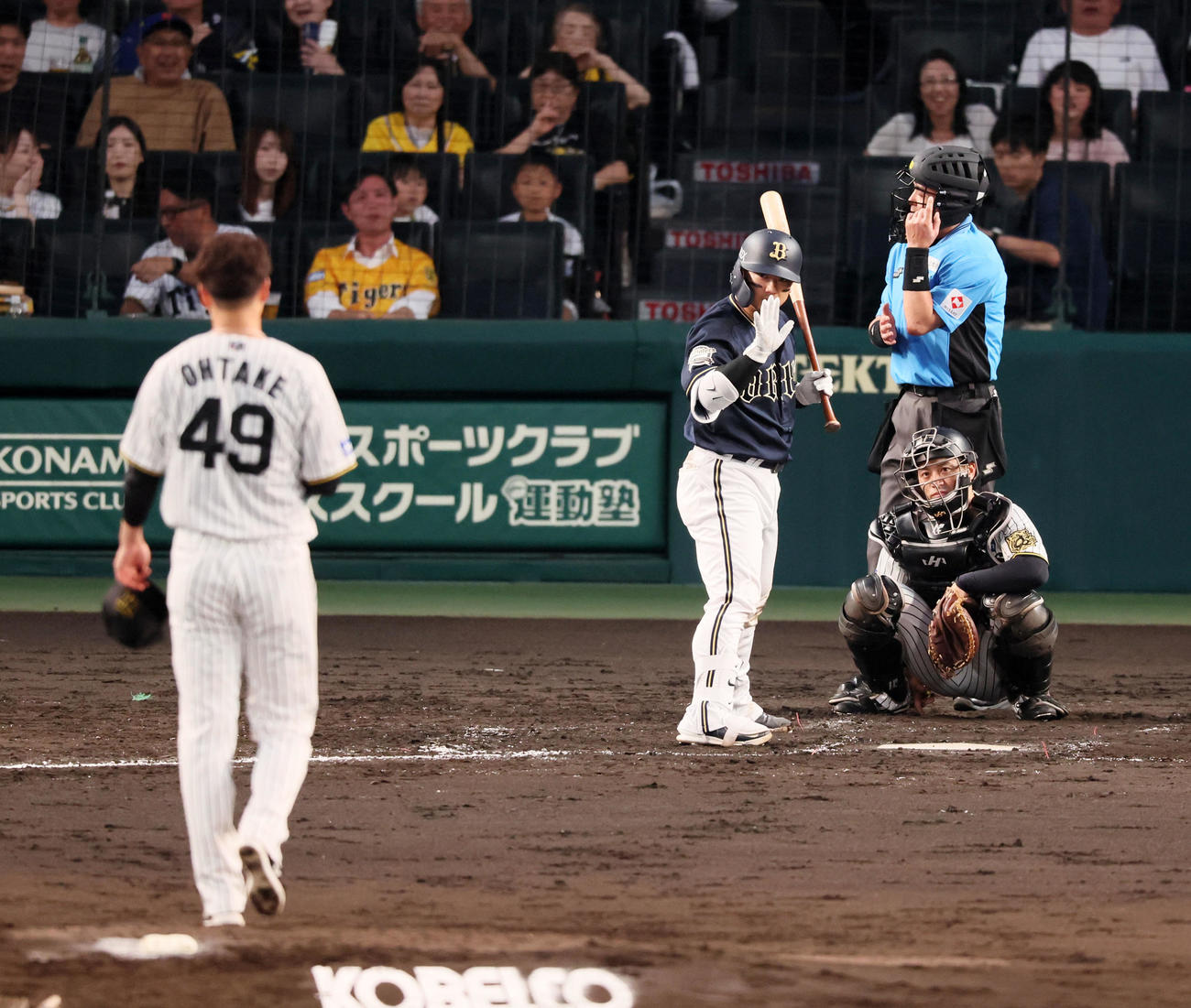 阪神対オリックス　5回表オリックス2死、大竹の遅球が森に当たり死球となったがなぜか打者のほうが投手へお詫びする（撮影・加藤哉）