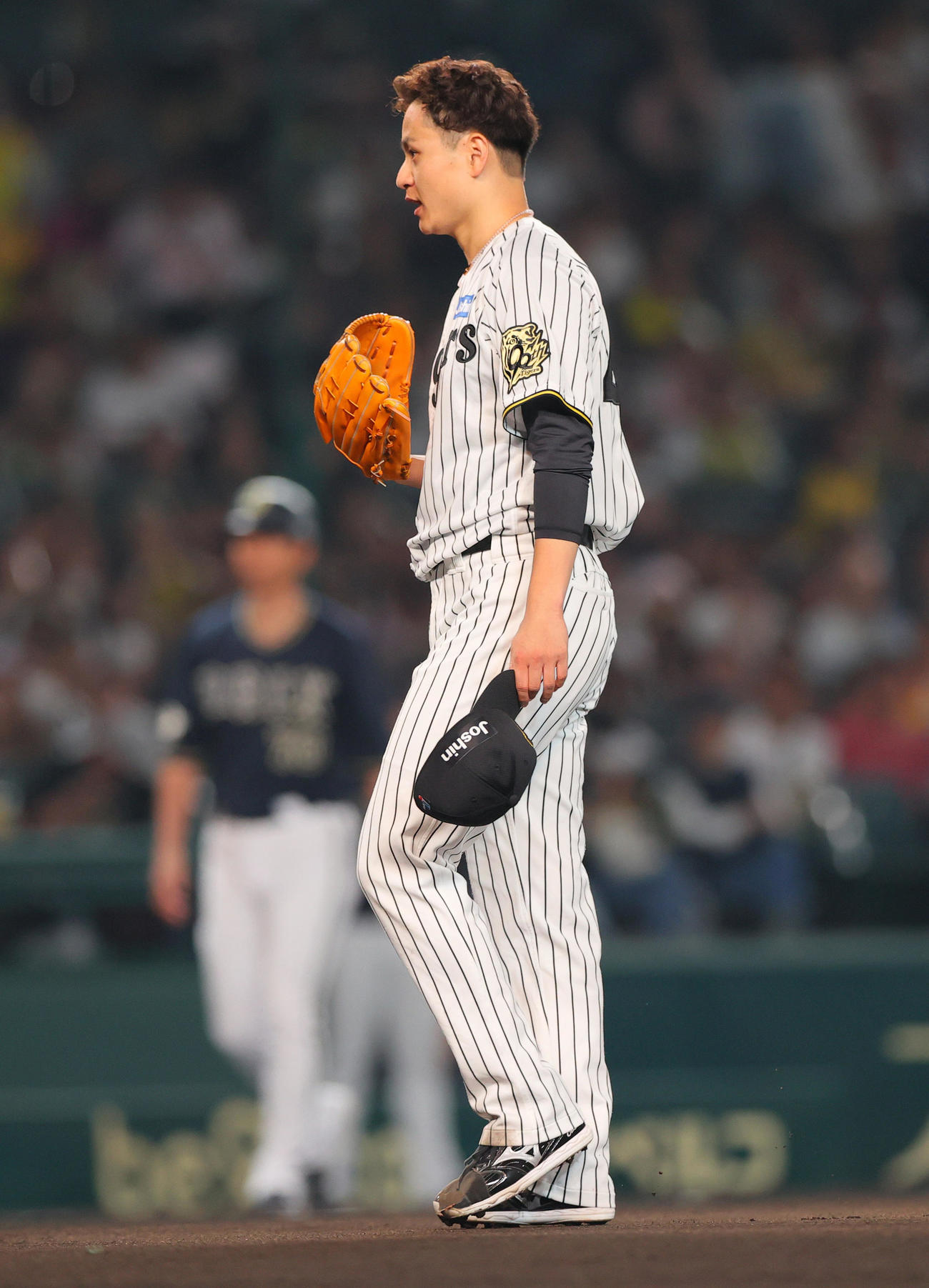 阪神対オリックス　6回表オリックス1死、大竹は杉本に死球を当て帽子を取る（撮影・上山淳一）