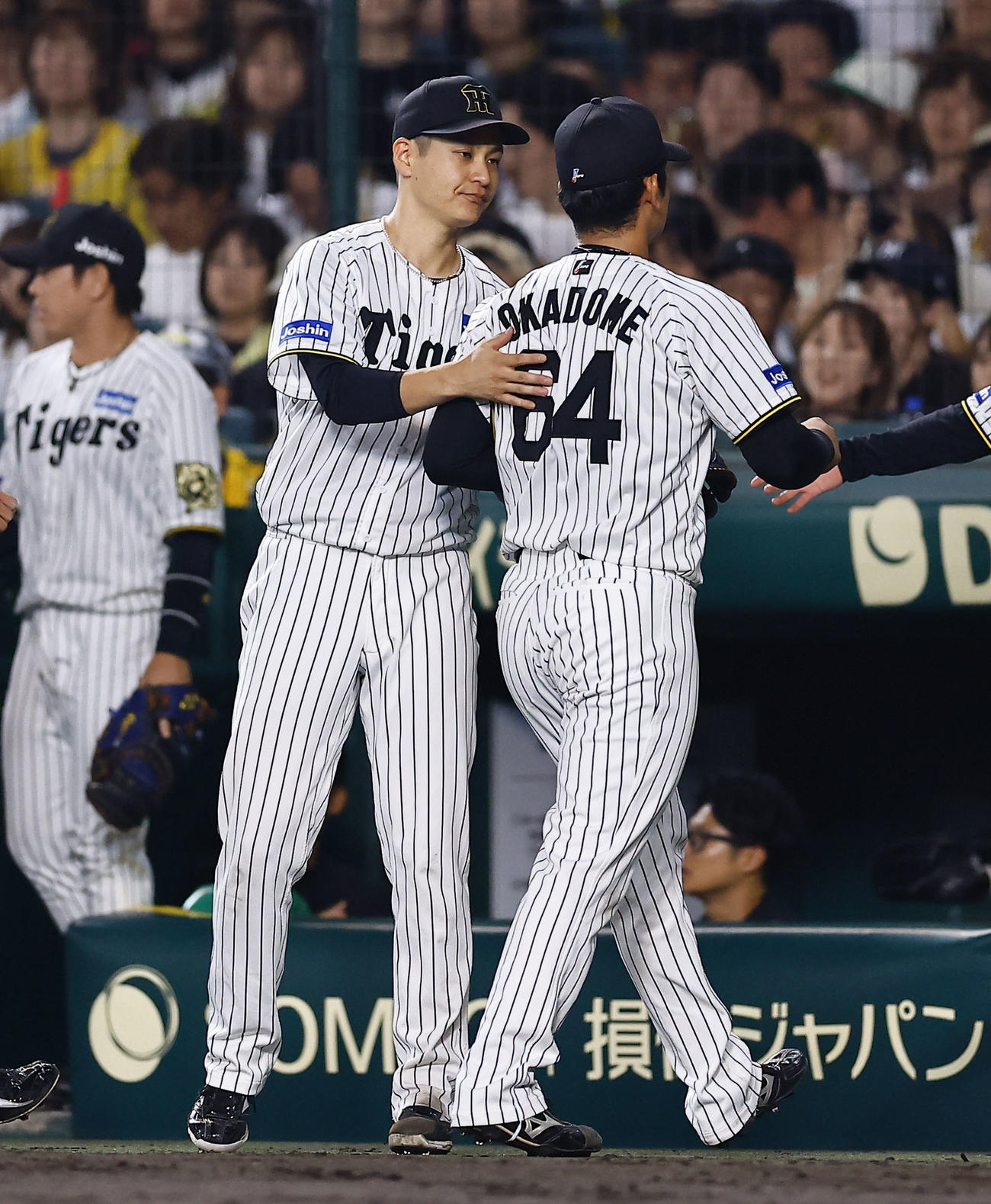 阪神対オリックス　6回を終え、2番手岡留を出迎える阪神大竹（撮影・藤尾明華）