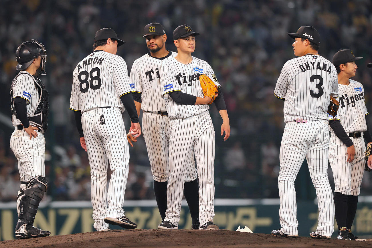 阪神対オリックス　6回表オリックス1死、大竹（左から4人目）は杉本に死球を当て降板となる（撮影・上山淳一）