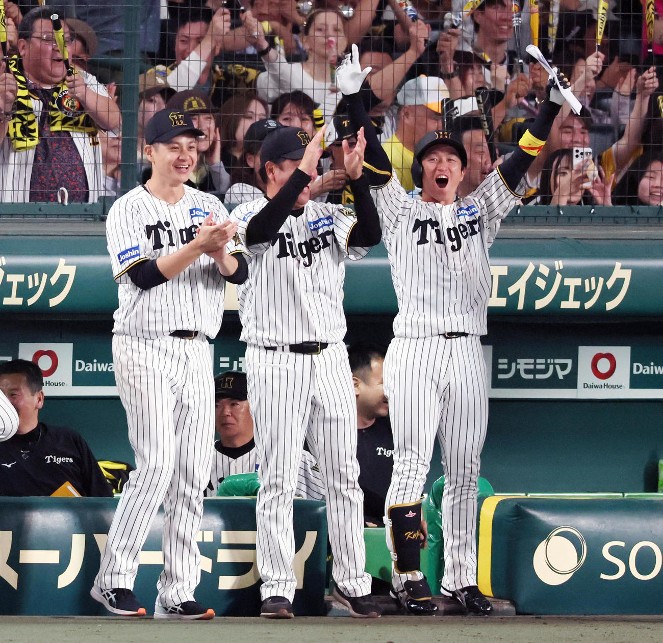 阪神対オリックス　8回裏阪神2死一、二塁、坂本の左越え3点本塁打にベンチ前で笑顔を見せる近本光司。左は大竹（撮影・加藤哉）