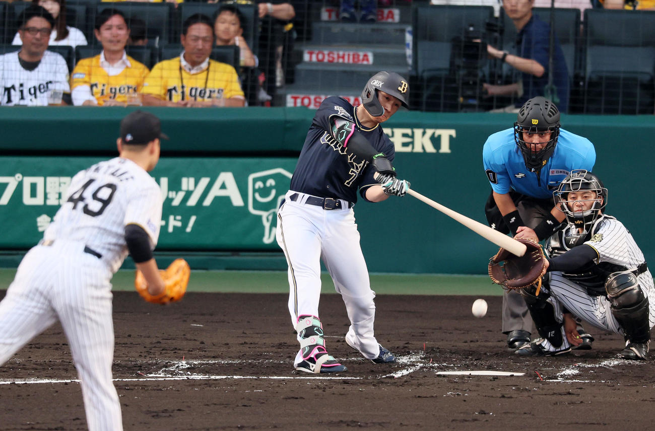 阪神対オリックス　2回表オリックス無死、西川は二塁へ内野安打を放つ。投手大竹（撮影・加藤哉）