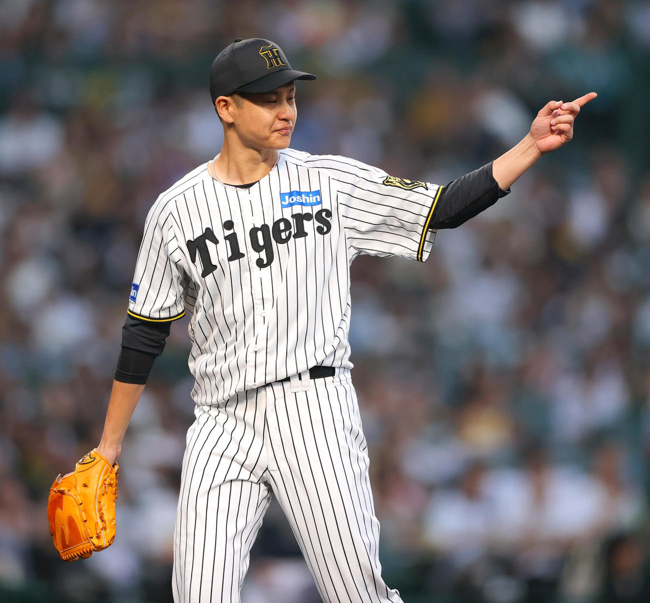阪神対オリックス　3回表オリックス2死一、三塁、大竹は頓宮を三ゴロに仕留める指さす（撮影・上山淳一）