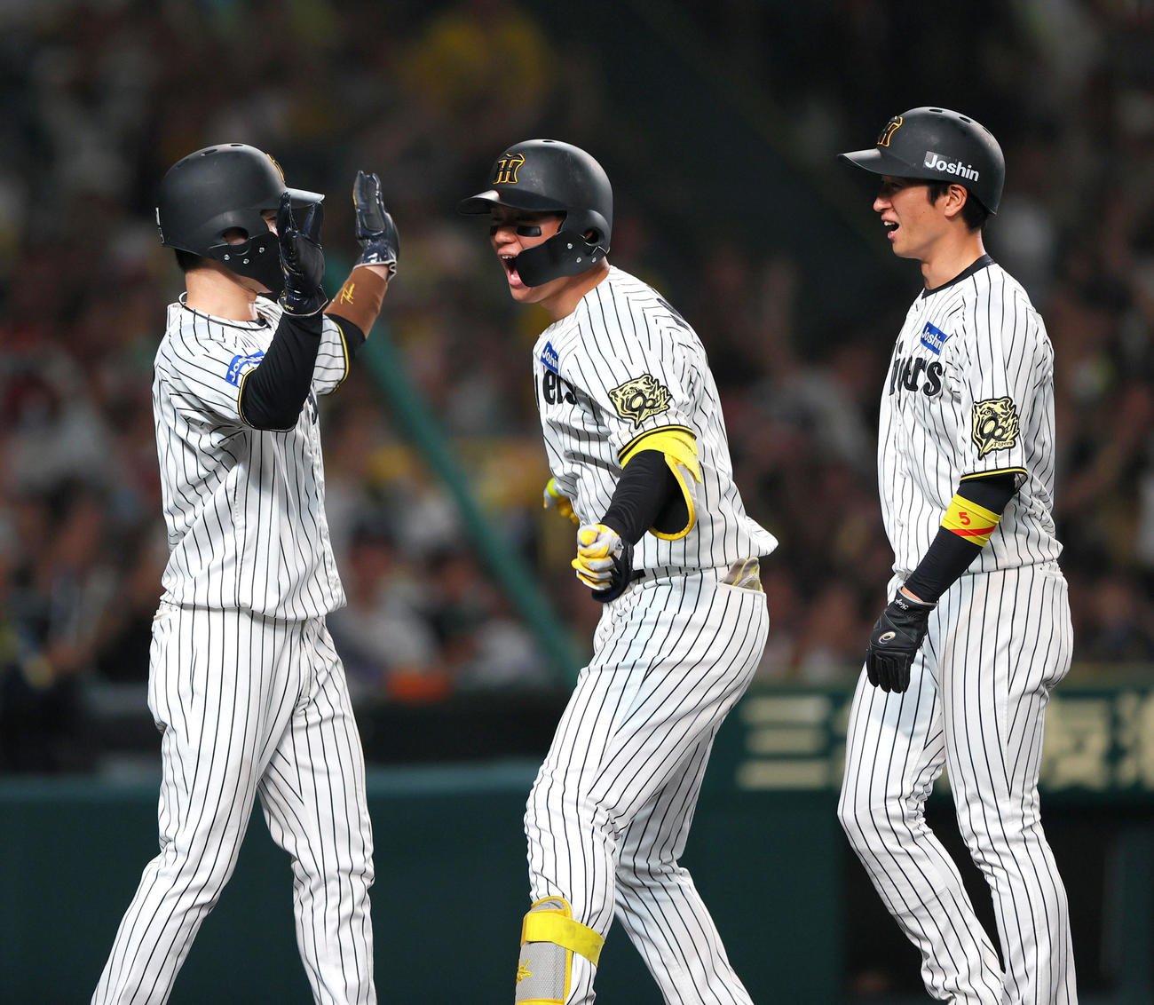 阪神対オリックス　6回裏阪神1死一、二塁、森下（中央）は左越え3点本塁打を放ち雄たけびあげる（撮影・上山淳一）