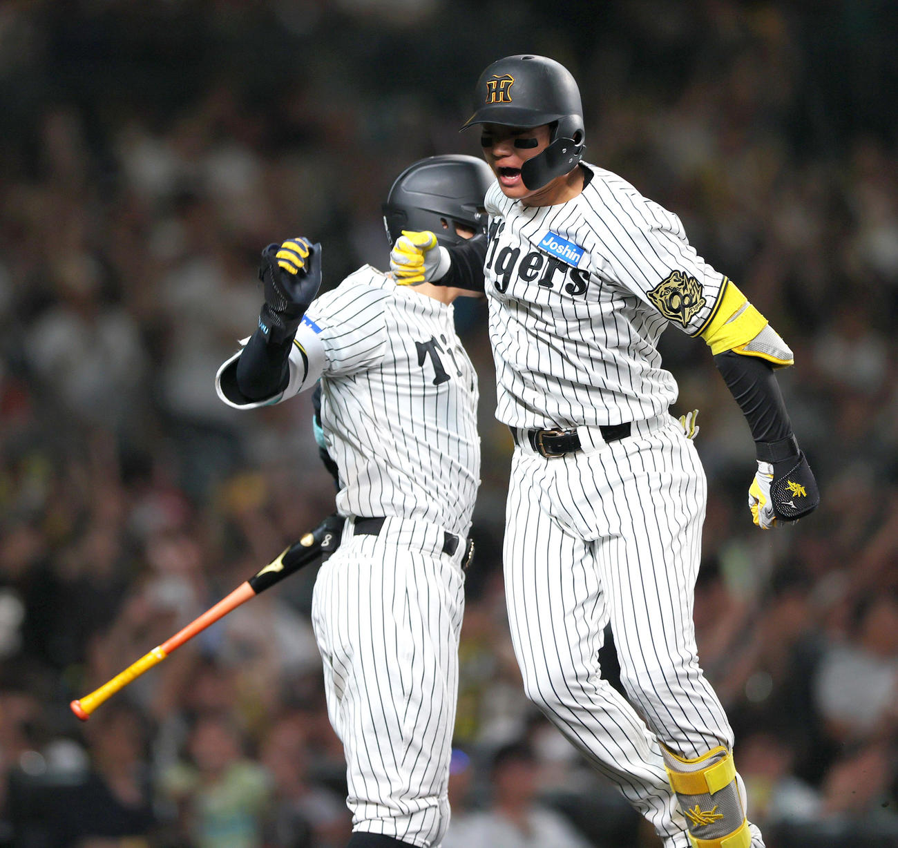 阪神対オリックス　6回裏阪神1死一、二塁、森下（右）は左越え3点本塁打を放ち佐藤輝とタッチをかわす（撮影・上山淳一）