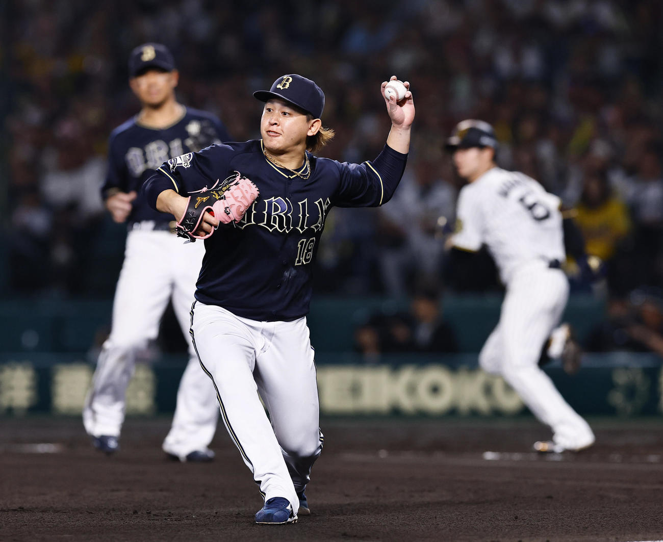 阪神対オリックス　6回裏阪神無死一、二塁、中野の投前バントを三塁へ送球、封殺する宮城（撮影・藤尾明華）