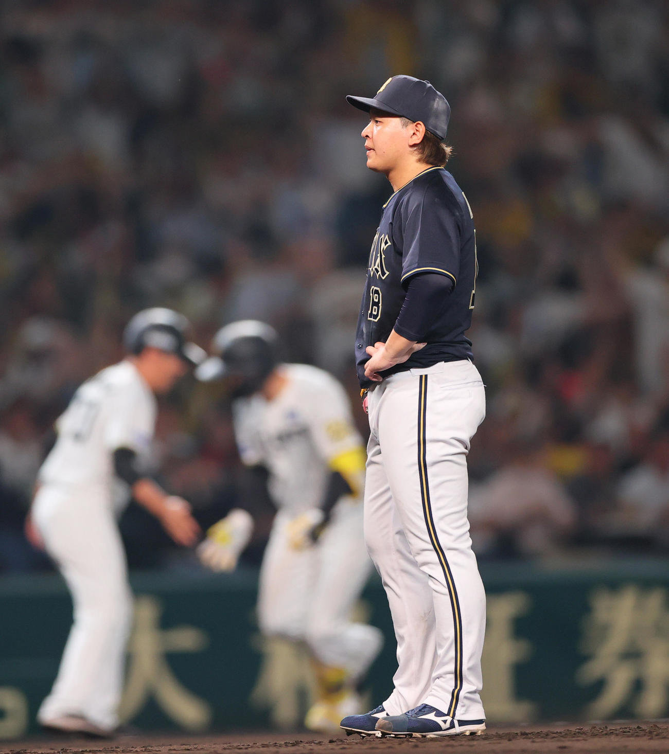 阪神対オリックス　6回裏阪神1死一、二塁、宮城（手前）は森下に左越え3点本塁打を浴びる（撮影・上山淳一）