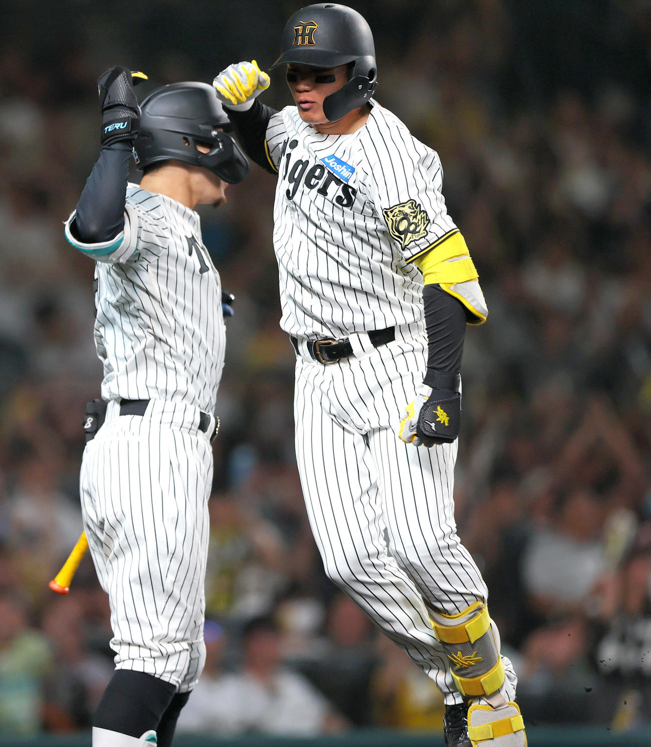 阪神対オリックス　6回裏阪神1死一、二塁、森下（右）は左越え3点本塁打を放ち佐藤輝とタッチをかわす（撮影・上山淳一）