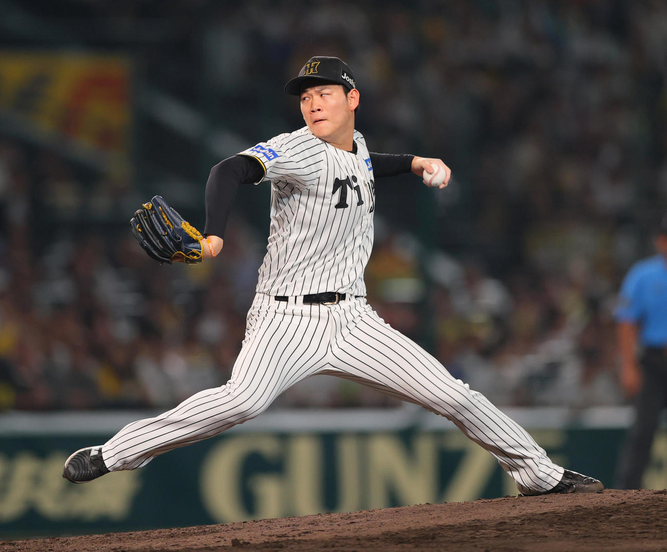阪神対オリックス　7回表オリックス2死一塁、湯浅に代わって登板する及川（撮影・上山淳一）