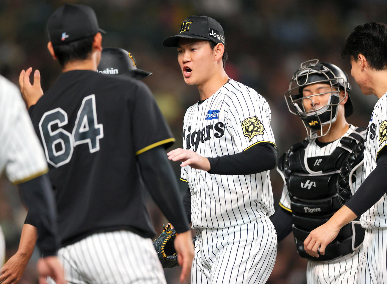 阪神対オリックス　7回表オリックス2死一塁、及川（中央）は頓宮を空振り三振に仕留めベンチのナインの出迎えを受ける（撮影・上山淳一）